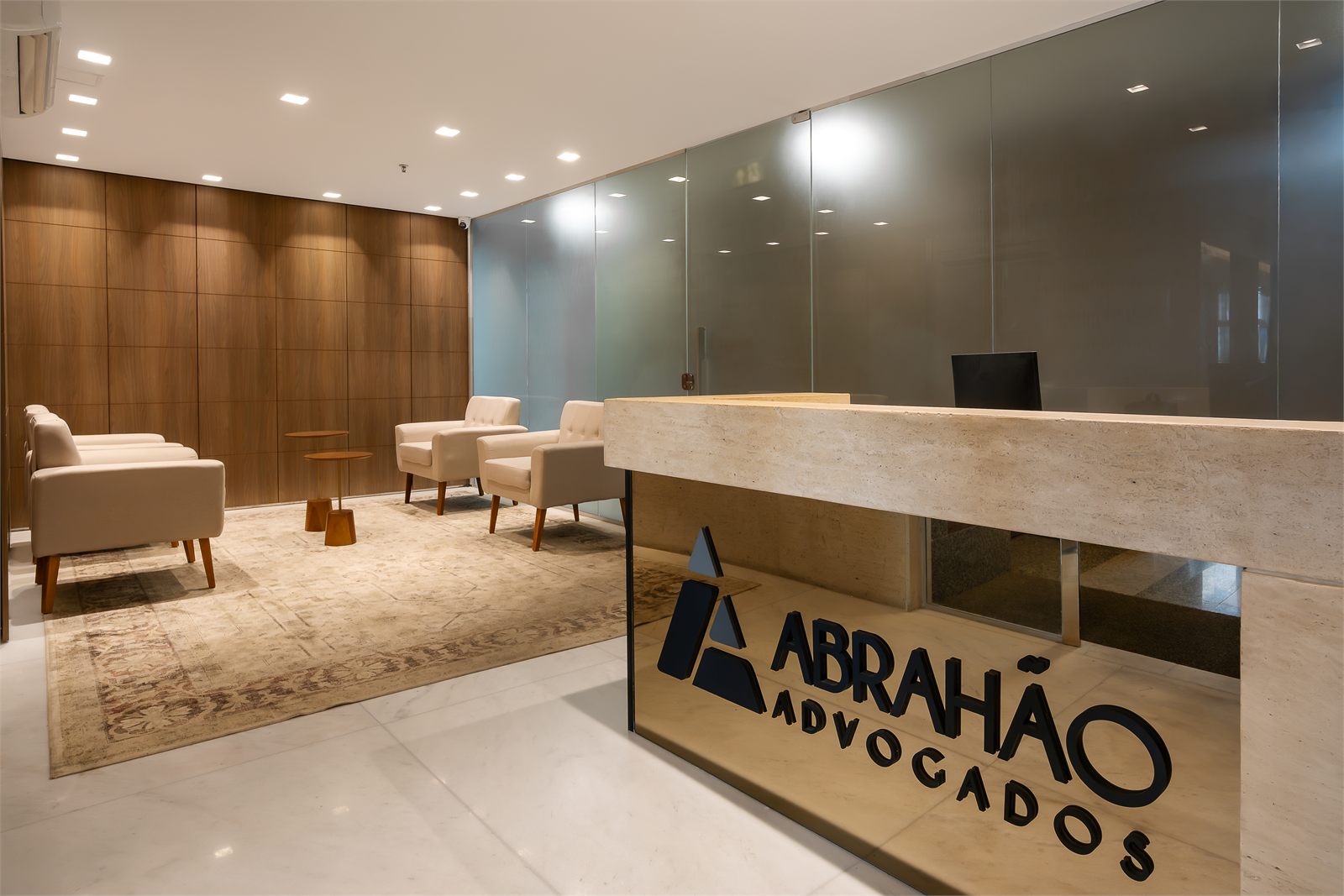 Detalhe da recepção do escritório Abrahão Advogados