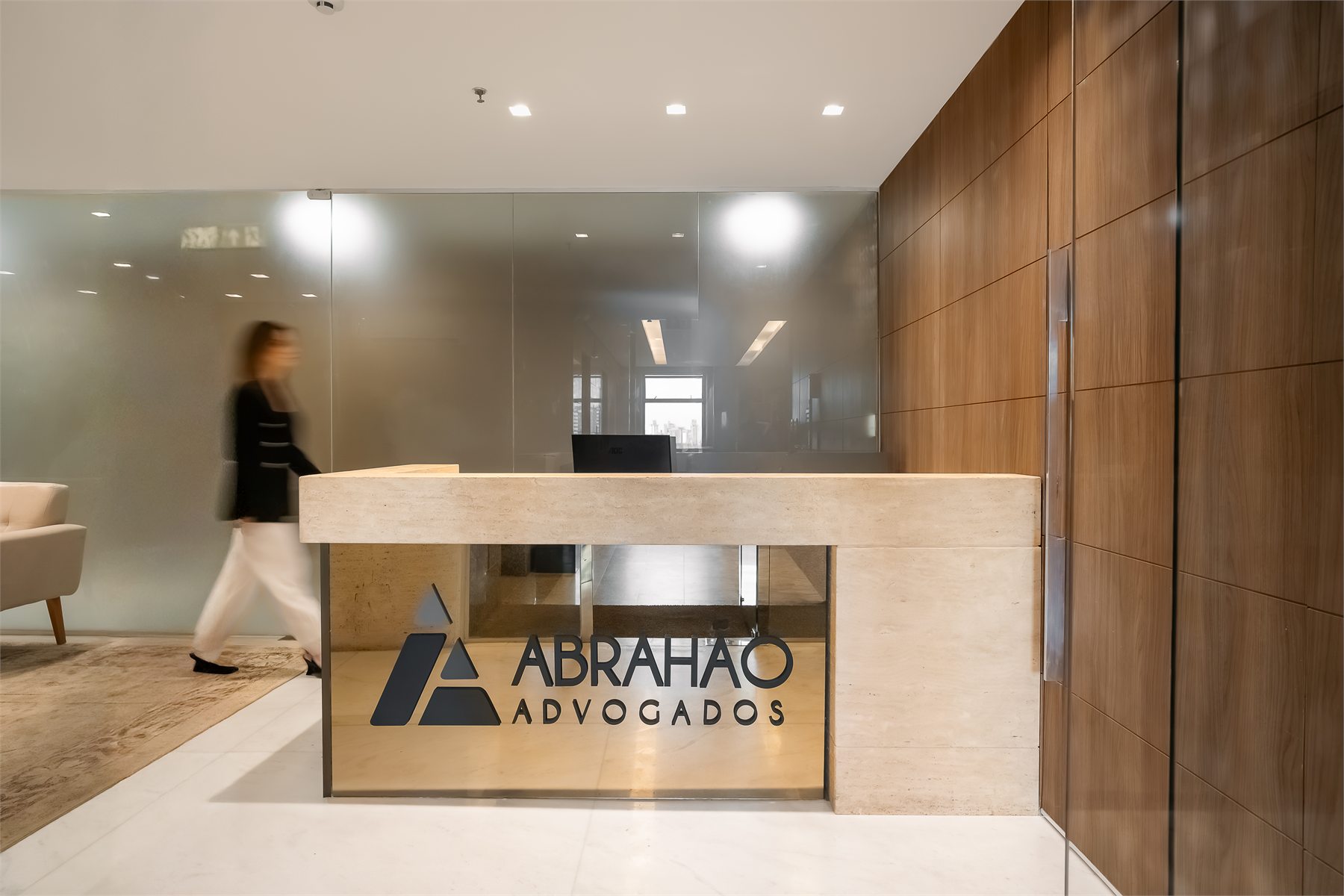 Recepção da Abrahão Advogados com a identidade visual do escritório