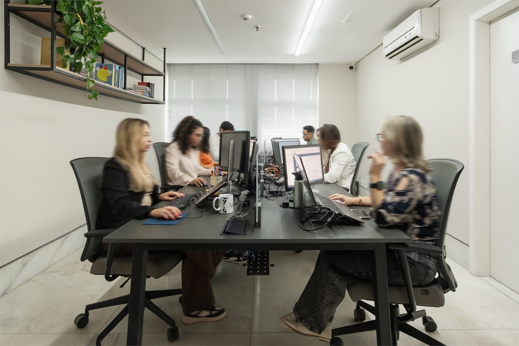 Equipe da Abrahão Advogados trabalhando em conjunto